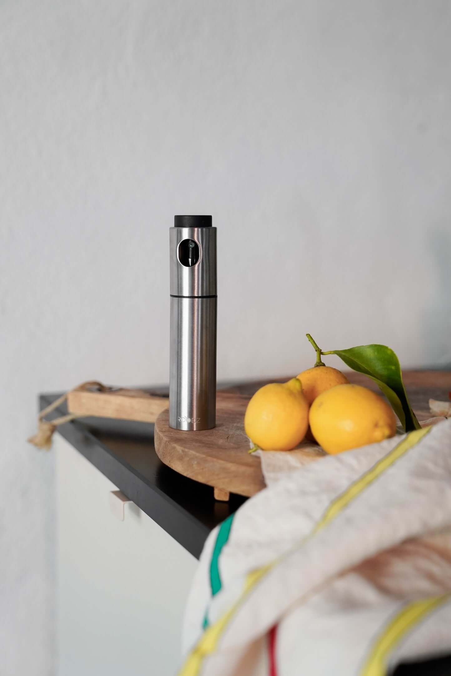 ROODZ Ölsprüher aus Edelstahl mit 100 ml Fassungsvermögen - Elegantes Design für Ihre moderne Küche: Stilvolles, präzises Dosieren leicht gemacht. - Roodz